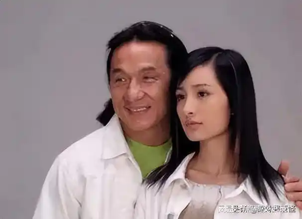 2003年49岁的成龙搂着17岁的杨幂拍了一个机
