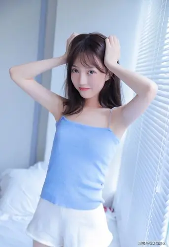 美女写真:照片中美女身穿蓝色吊带,丰满身材诱人-搜狐大视野-搜狐新闻