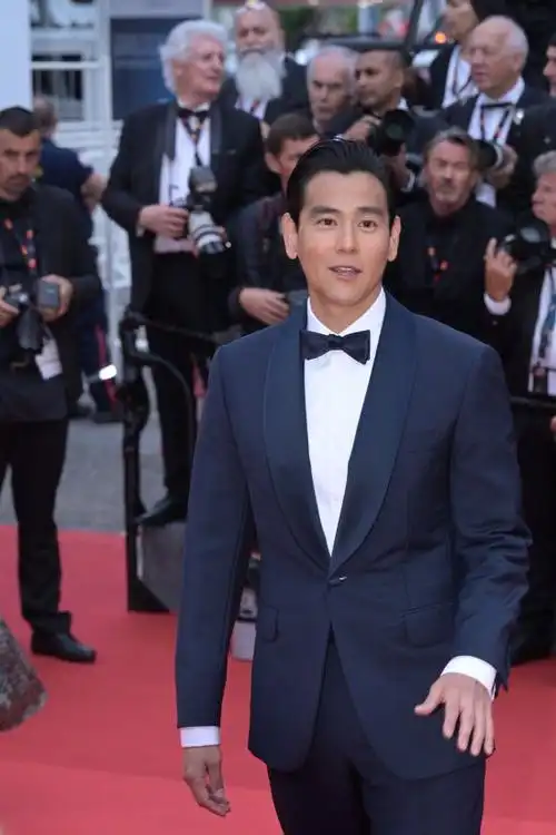 彭于晏亮相戛纳开幕红毯:帅气大背头