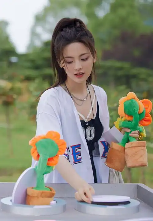 杨超越工作照扎马尾穿短裙清纯可爱