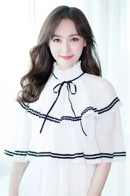 唐嫣一袭白色荷叶边连衣裙出镜,一颦一笑皆是美