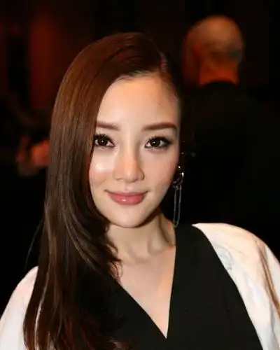 准新娘李小璐 多款发型打造甜美精灵,爱美网美发分享李小璐最新发型