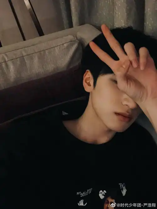 严浩翔更新练习室照片! 一身黑的小严又酷又拽 !