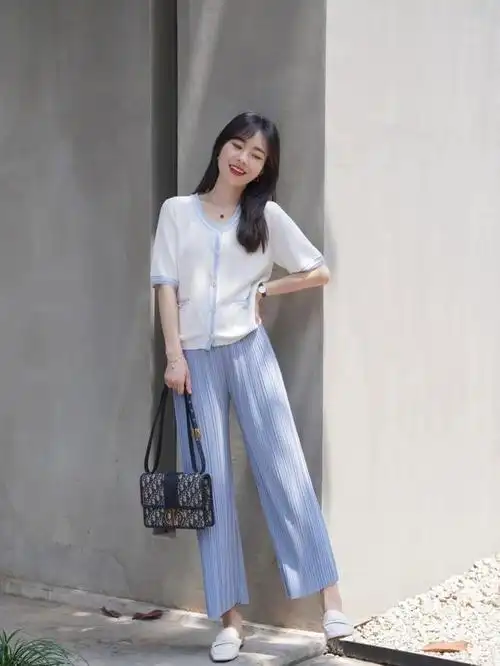 谁能拒绝这些简约清爽的夏季穿搭?日常随性又百搭,时髦精致