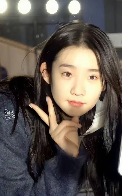 张艺凡观影活动怼脸生图视频