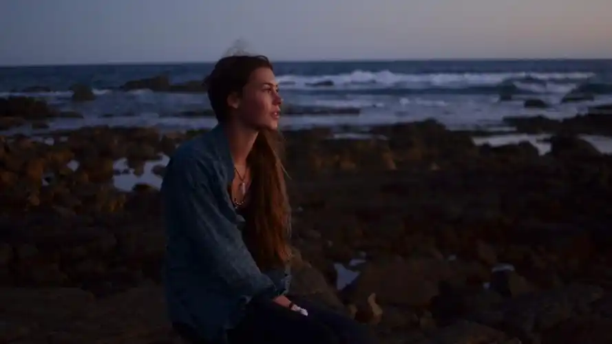 女生孤独望海图片1280x720分辨率查看