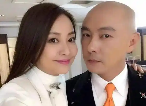 这名女子虽然戴着口罩掩面,但可以确定的是她并不是张卫健的老婆