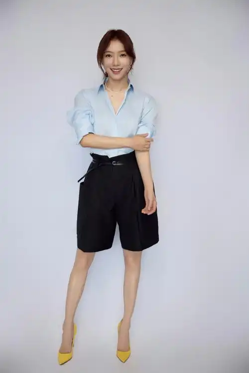 王珞丹携作品《海天雄鹰》做客新华社访谈照