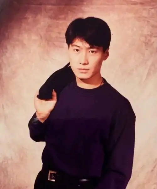 帅气的外表,优雅的气质,磁性的嗓音,帮助黎明顺利跻身"四大天王"行列