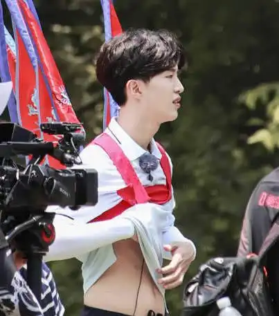 范丞丞调皮悄悄拍林允酣睡照谁注意她的嘴网友整容了