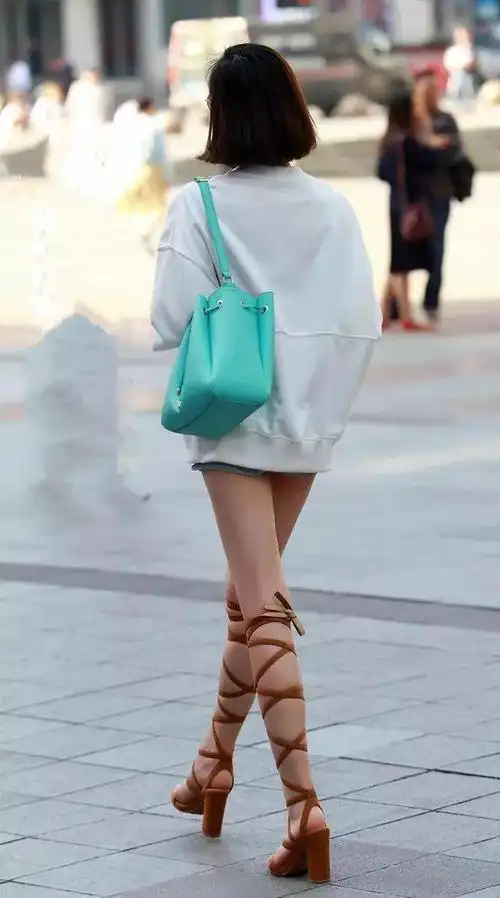 微露的香肩小衫与牛仔短裤的搭配让夏季的时尚达到了新的高度