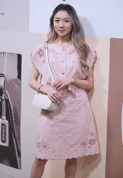 郑恺前女友美得挺低调穿粉色遮肩碎花裙显出少女的甜美与活泼