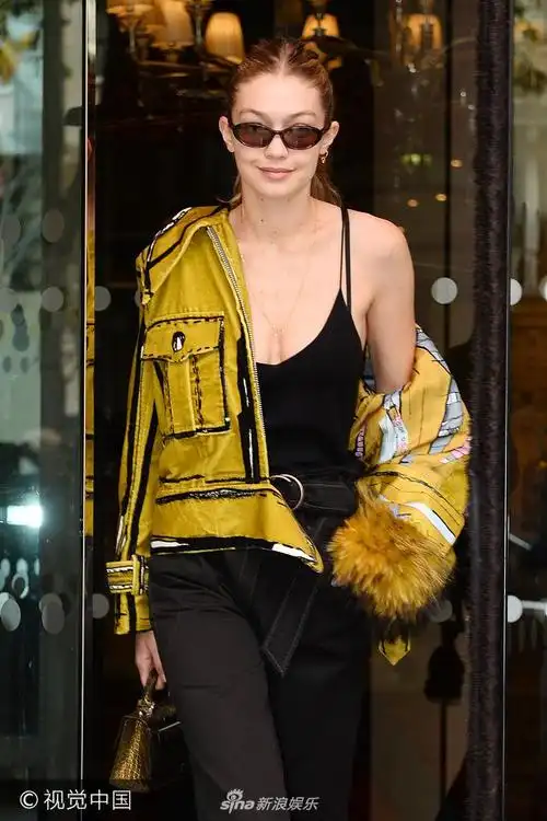 组图:吉吉半脱外套时尚范 穿流苏尖嘴鞋潮炸天