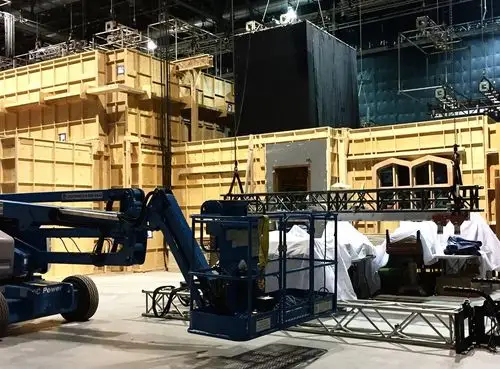 《x战警:黑凤凰》片场的照片,可以看到,剧组正在紧张地搭建拍摄场景