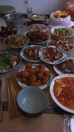 昨日,为老爸过生日,简单的饭食,温馨的氛围中,却很能感受出很多家的