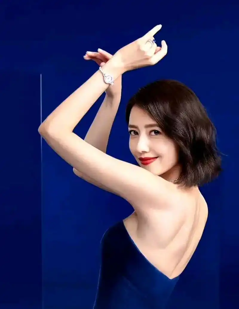 连衣裙,将肩颈线和精美的锁骨展现出来,既妩媚又迷人,状态宛如少女