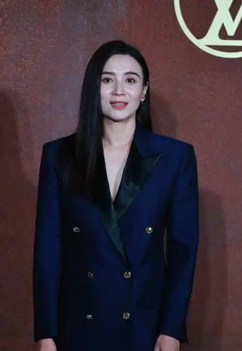 宋佳出席女装秀活动,太会穿了,精致的蓝色西服,干练大气_西装_时尚