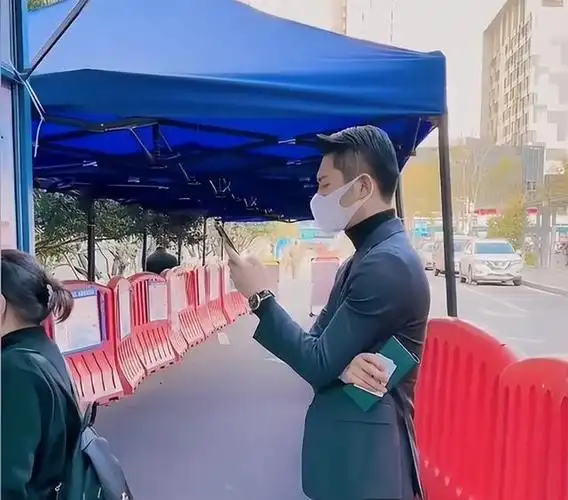 在一个小区的核酸检测现场上,发现了一支很不同寻常的队伍,只见这支