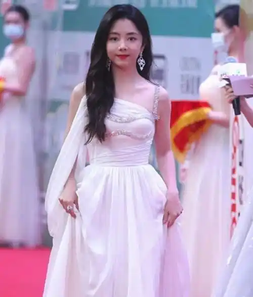 31岁谭松韵的颜值真耐看,大波浪卷发搭配白色连衣裙,美如初恋