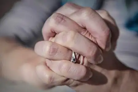 双手紧扣在她的肚子的女商人十指相扣年轻情侣他双手紧扣的厨师在办公