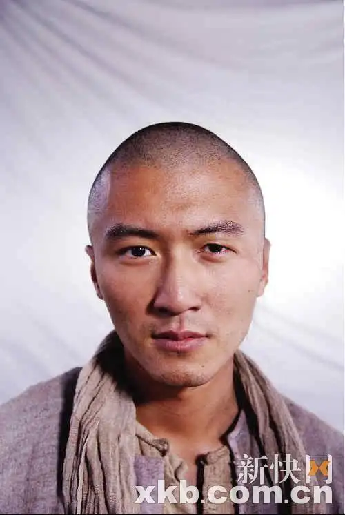 谢霆锋《十月围城》造型曝光 剃光头扮车夫