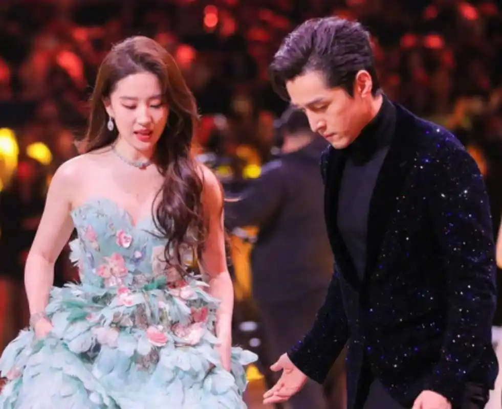 【胡歌刘亦菲微博之夜拿错奖杯】笑不活了!