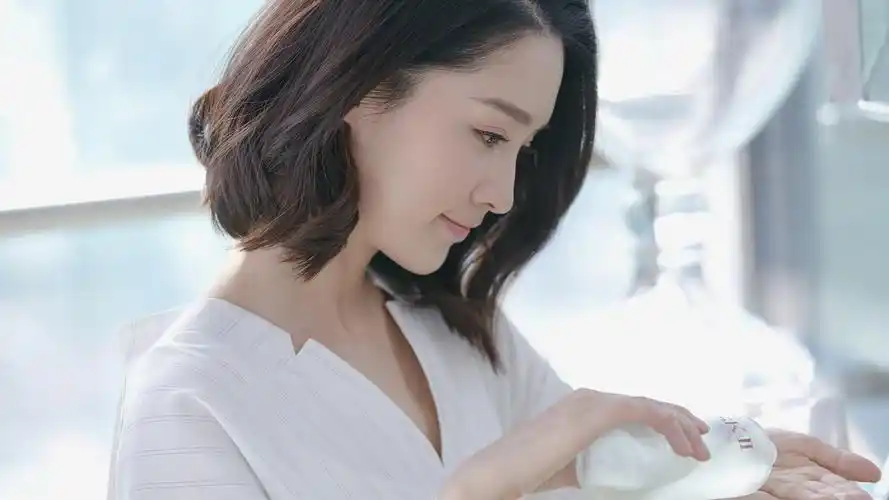 美女明星李沁桌面壁纸