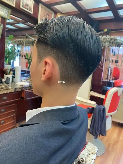 男士后面掏空发型_男士发型后面效果图_男士后面头发推掉图