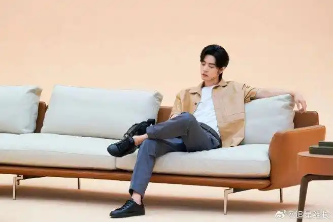 肖战的低v针织内搭好帅啊,搭配暗黄色的西装更加亮眼