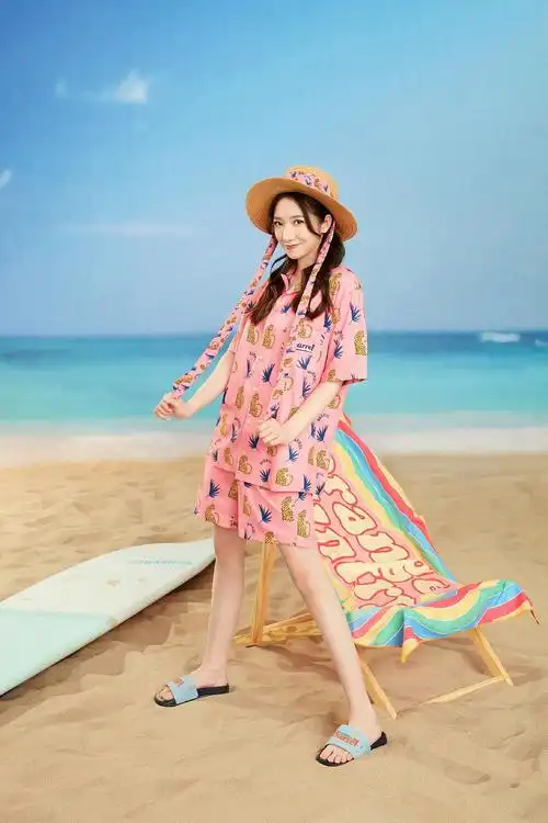 如果可以去海边拍摄就更好了,代言人孟美岐会游泳会潜水,可以hold住.