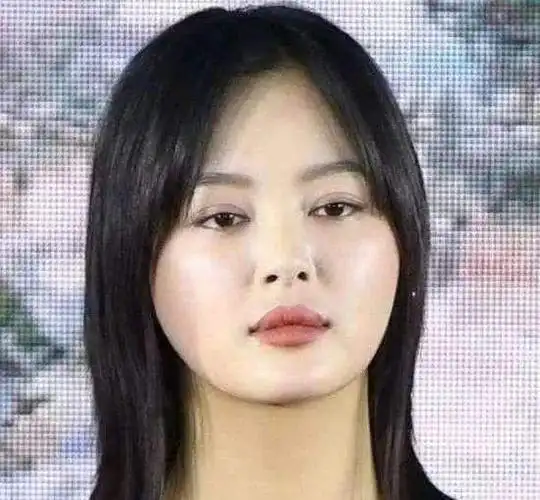 圆脸和大饼脸的区别 一个动作教你快速区分