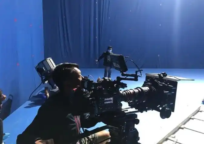 《真·三国无双》电影曝新片场照 曹操剪刀手卖萌