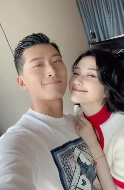 恨嫁了?何超莲晒与窦骁甜蜜合照,自称像结婚邀请函疑好事将近