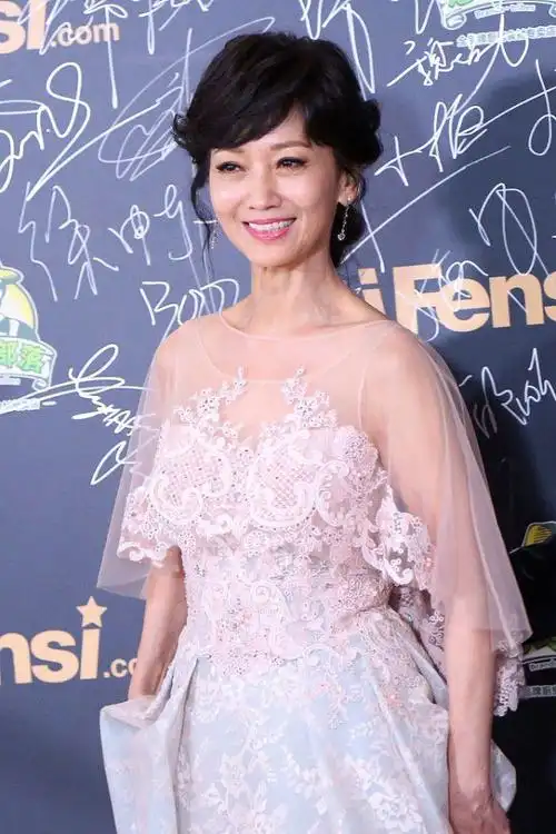 奔70岁的赵雅芝,穿上粉色裙装比小姑娘还嫩,让人猜不出来年纪