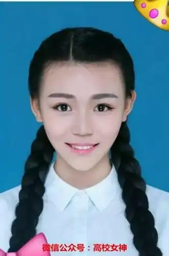 还有花式证件照,美得标准的露齿笑,美得放浪于形骸之外~~翻出她的海滩