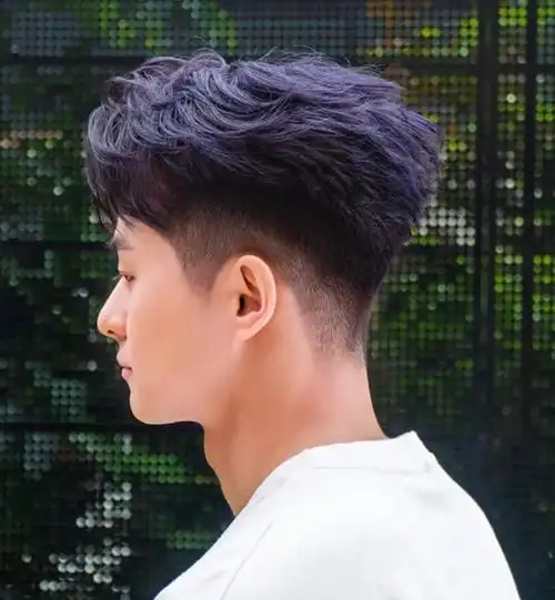 带凌乱的造型,凸显个性,向前梳的刘海能很好的遮盖过高的额头,三七分