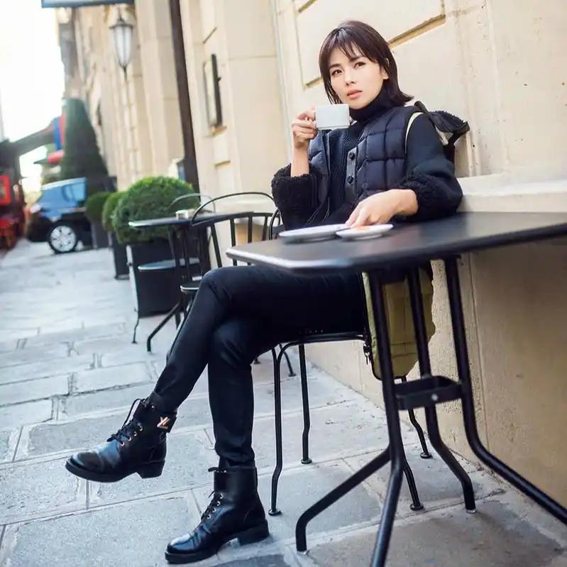 39岁的刘涛现身巴黎街头,这身打扮惊艳时尚圈,脚上的靴子真好看