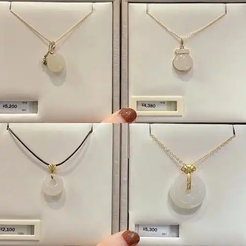 周大福和田玉吊坠折