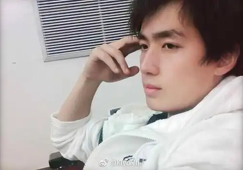 朱一龙娱乐圈前期旧照 顺毛小卷奶呼呼