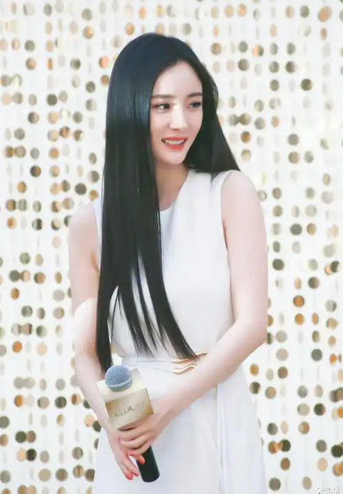 1/ 12 搜狐娱乐讯 10月20日,杨幂活动造型公开,一头及腰黑长直发,一袭