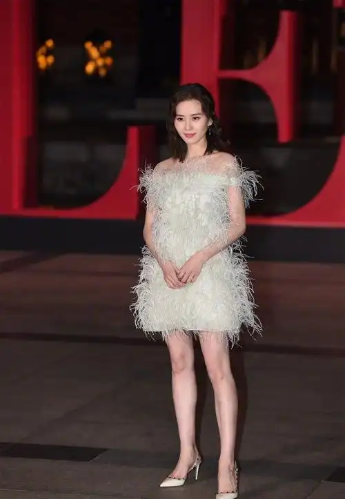 刘诗诗白色羽毛短裙绝世美人