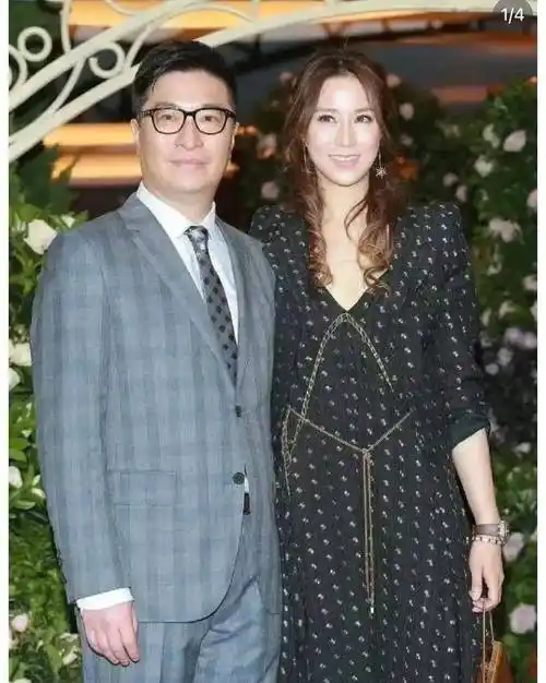 她的妹妹是甄子丹的妻子王诗诗,两姐妹被传是钻石王的女儿,但事实证明