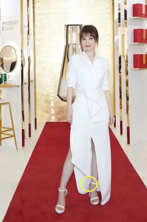 36岁吴昕成功逆袭,穿西装裙腿型纤细没赘肉,修图太狠卧蚕都没了