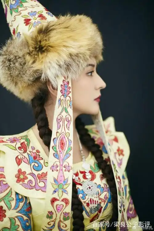 热依扎新造型非常美,侧脸也很好看