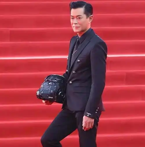 53岁古天乐连任演艺协会会长,刘德华自叹不如他,港圈地位不输成龙