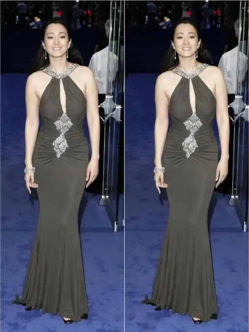 58岁巩俐不走寻常路身材壮硕又敢穿年过半百穿挂脖裙特有韵味