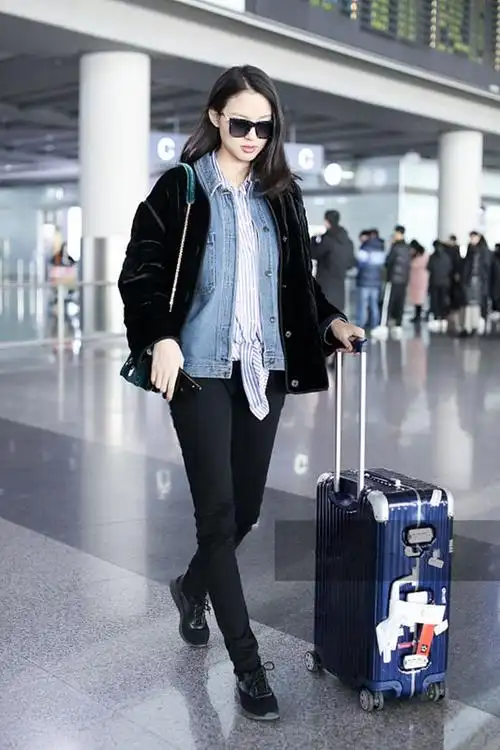 张梓琳穿黑色丝绒外套配黑色长裤秀大长腿笑容灿烂女神范十足