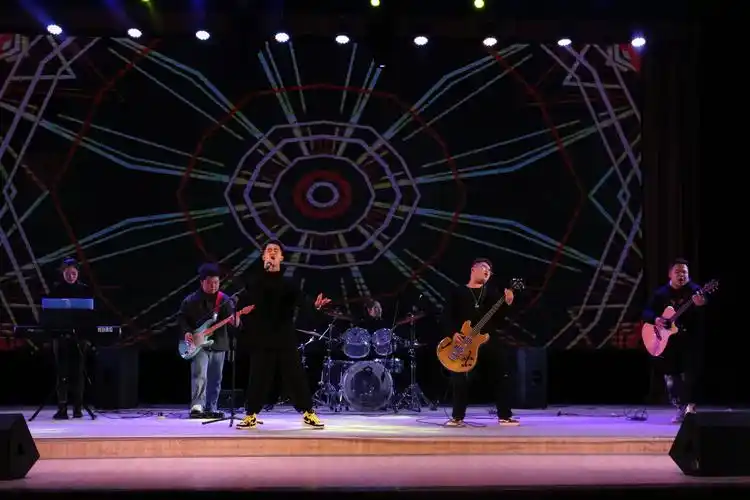 晚会以热情洋溢,铿锵有力的乐队串烧开场,演员们用心,用情的表演瞬间