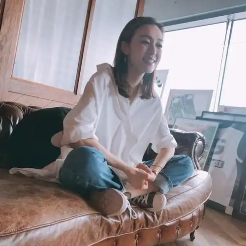 范玮琪接受采访造型随性清爽好似大学生