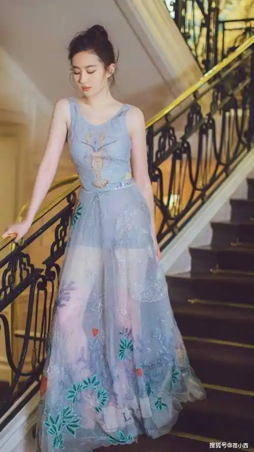 刘亦菲穿着一袭蓝色的薄纱连衣裙,风格清新又淡雅-爱读书